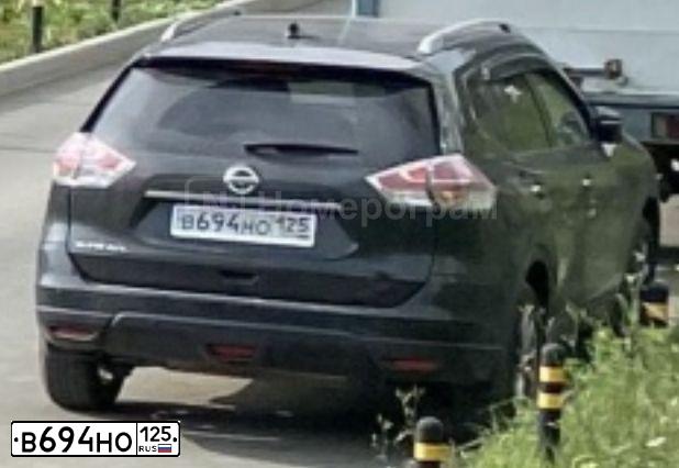 Фото автомобиля NISSAN X-TRAIL, 2017 — госномер В694НО125. Цвет: ЧЕРНЫЙ