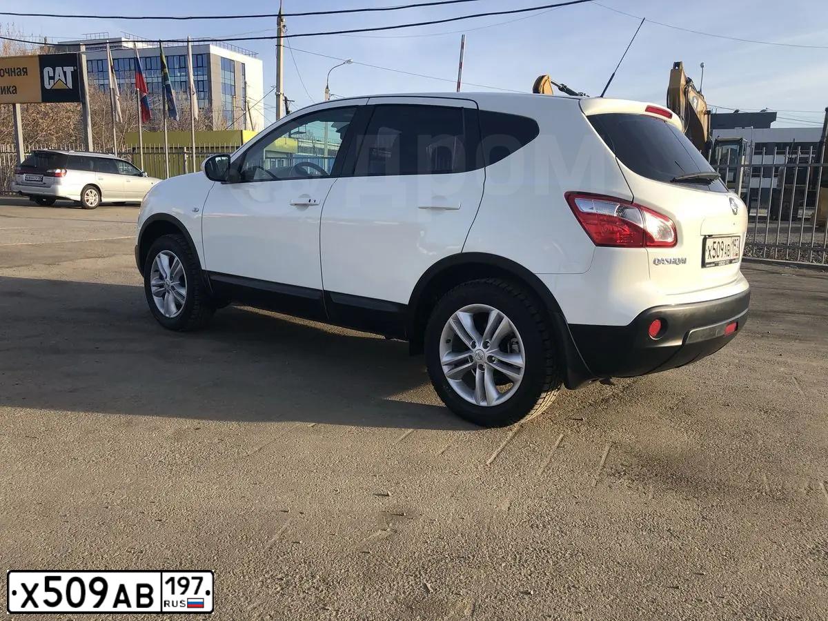 Фото автомобиля NISSAN QASHQAI, 2010 — госномер Т929ВС138. Цвет: Белый