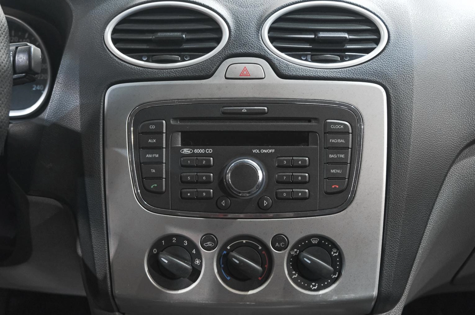 Фото автомобиля FORD FOCUS, 2008 — госномер С319ВН142. Цвет: серебристый