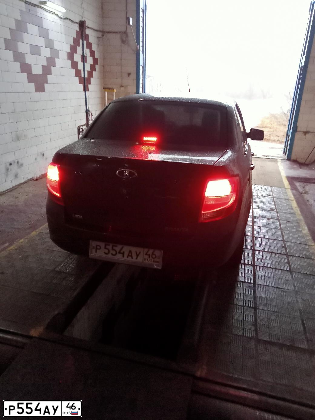 Фото автомобиля LADA 2190 GRANTA, 2014 — госномер Р554АУ46. Цвет: СИНЕ-ЧЕРНЫЙ