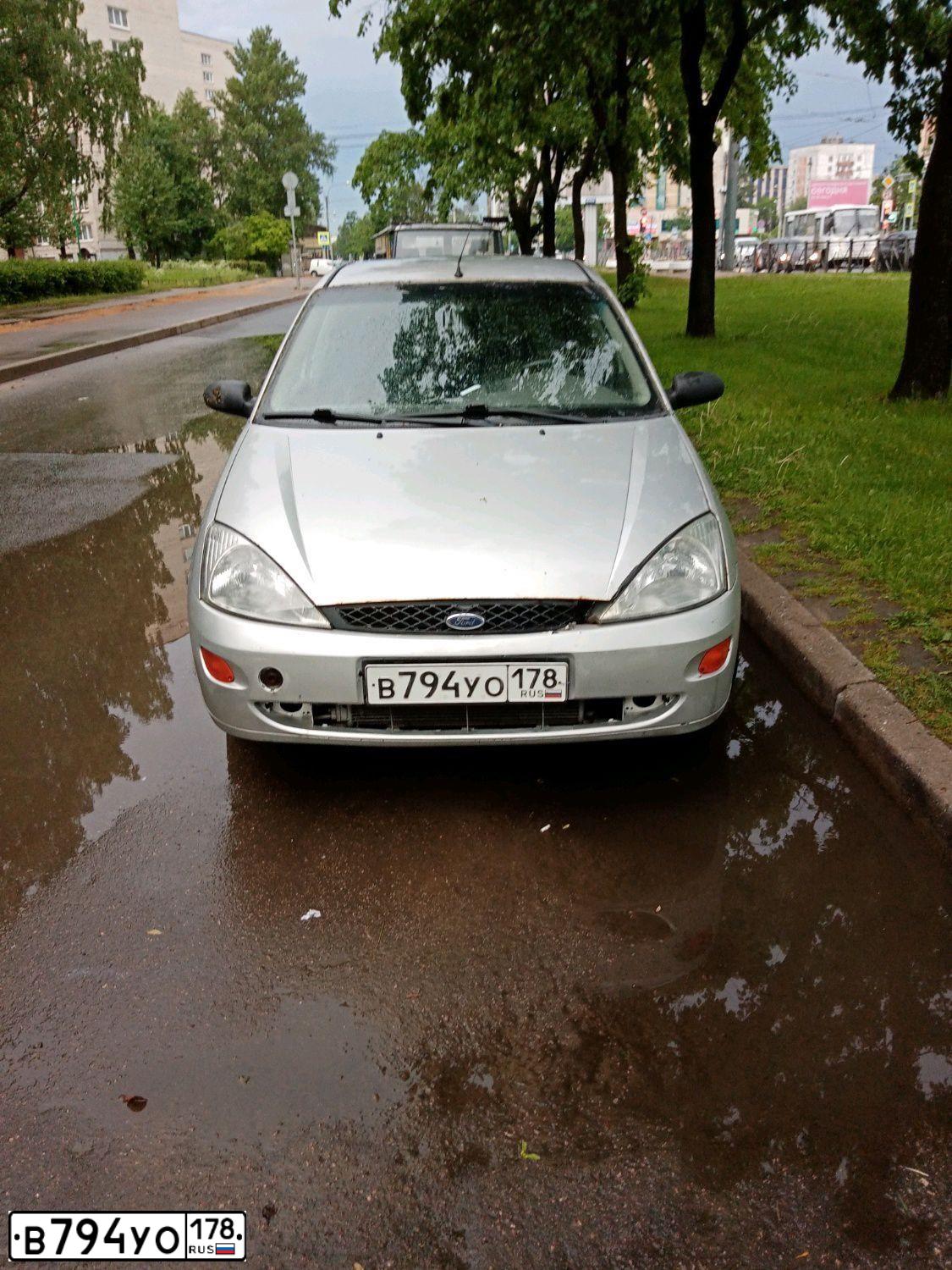 Фото автомобиля FORD FOCUS, 2000 — госномер М180МР82. Цвет: Серебристый