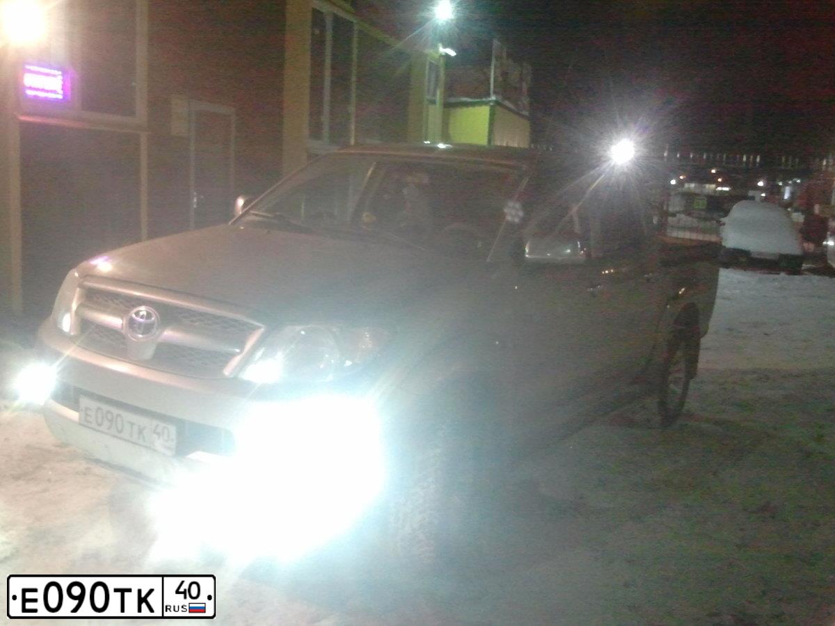 Фото автомобиля TOYOTA HILUX, 2006 — госномер Р637ОУ40. Цвет: БЕЖЕВЫЙ