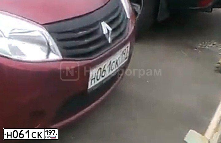 Фото автомобиля RENAULT SANDERO, 2012 — госномер Н061СК197. Цвет: КРАСНЫЙ