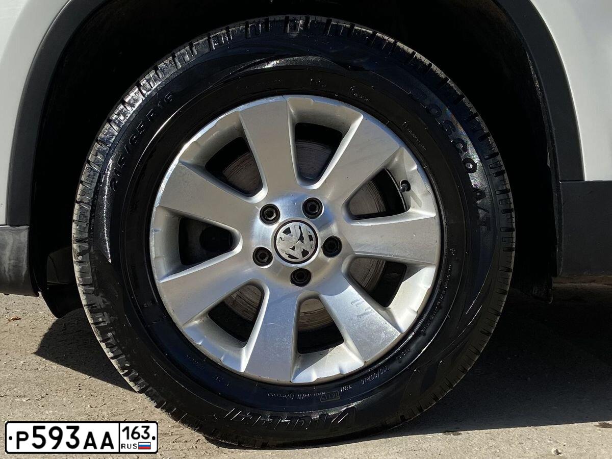 Фото автомобиля VOLKSWAGEN TIGUAN, 2008 — госномер М574МК164. Цвет: Белый