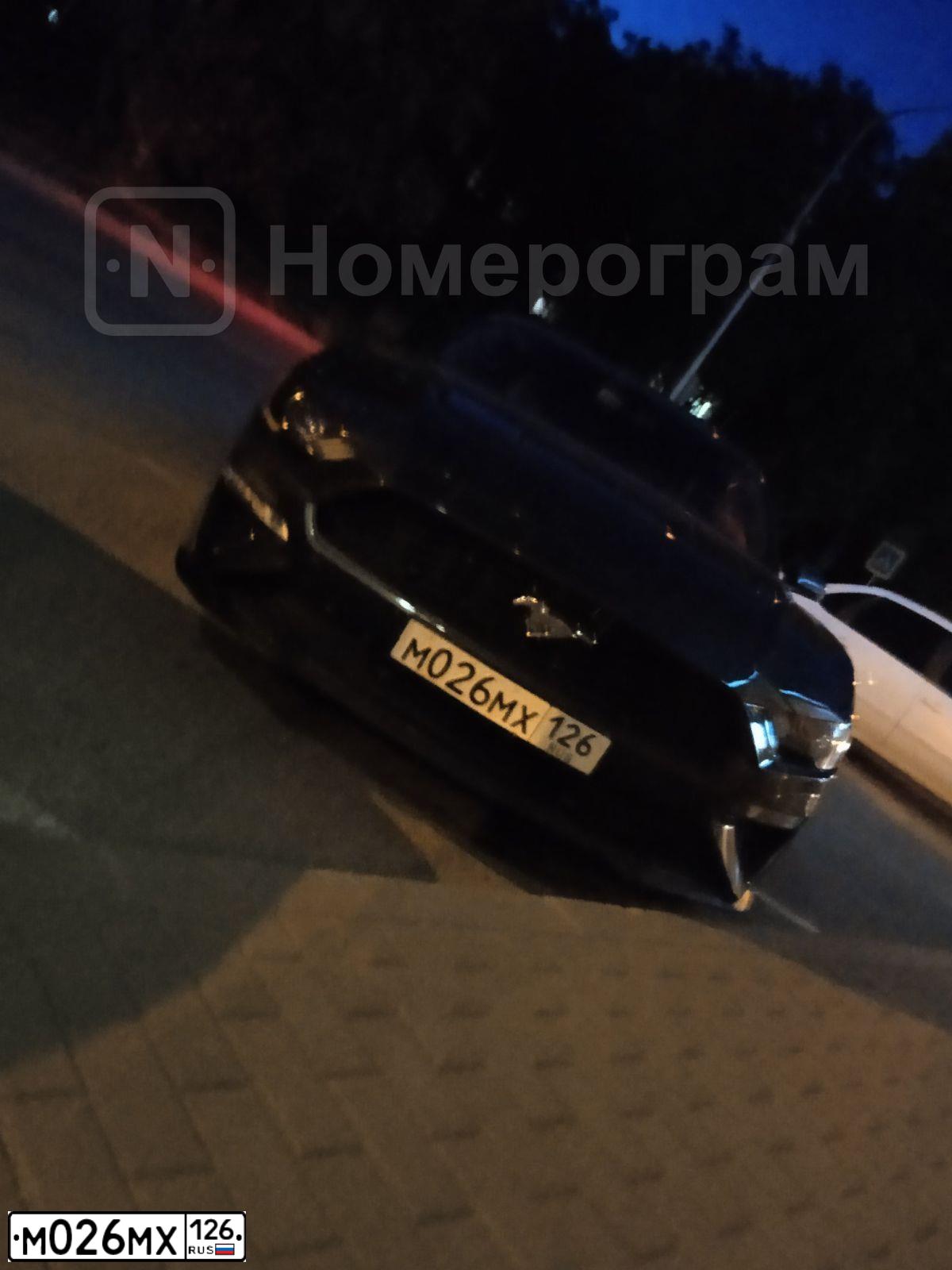 Фото автомобиля TOYOTA CAMRY, 2020 — госномер М026МХ126. Цвет: ЧЕРНЫЙ