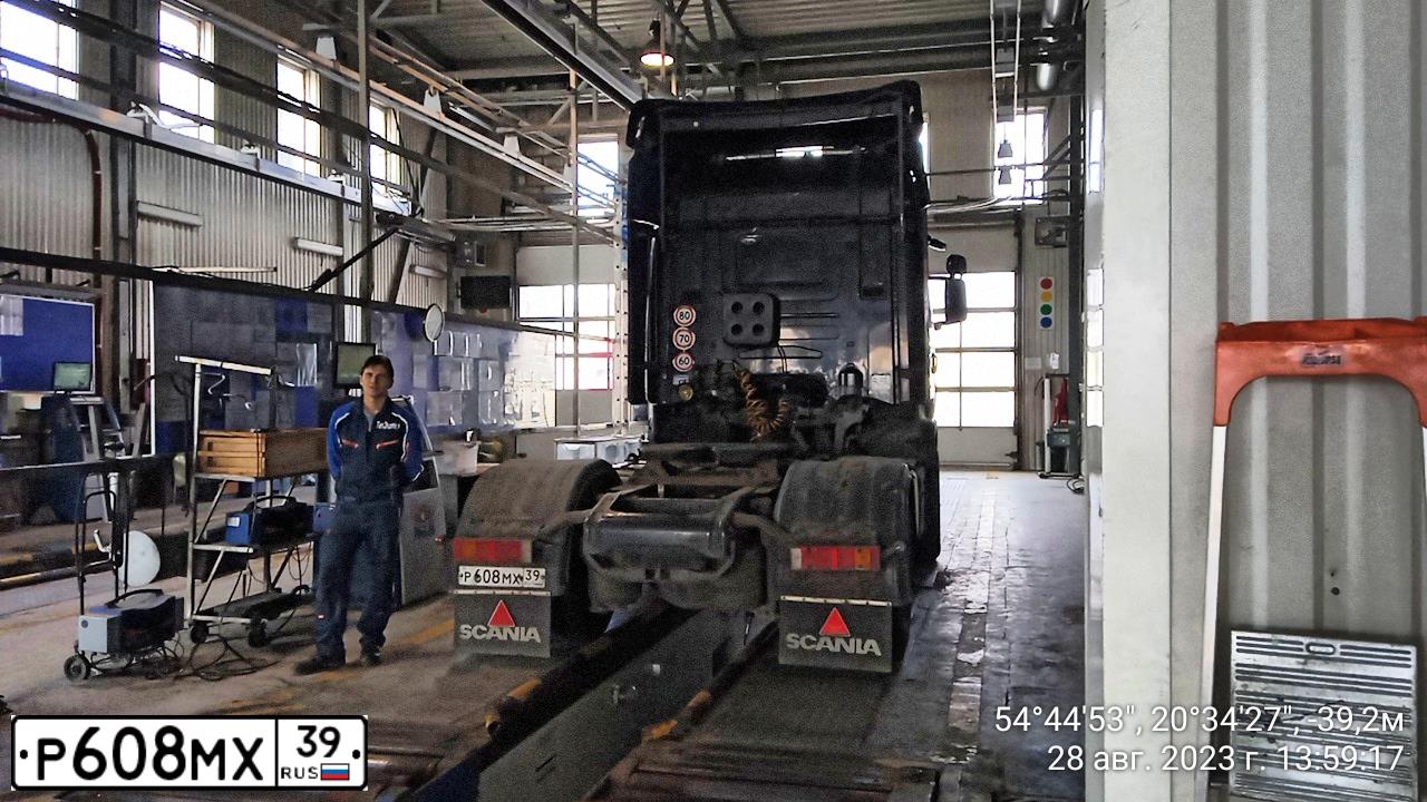 Фото автомобиля SCANIA SERIE R /4X2/, 2006 — госномер Р608МХ39. Цвет: ЧЕРНЫЙ