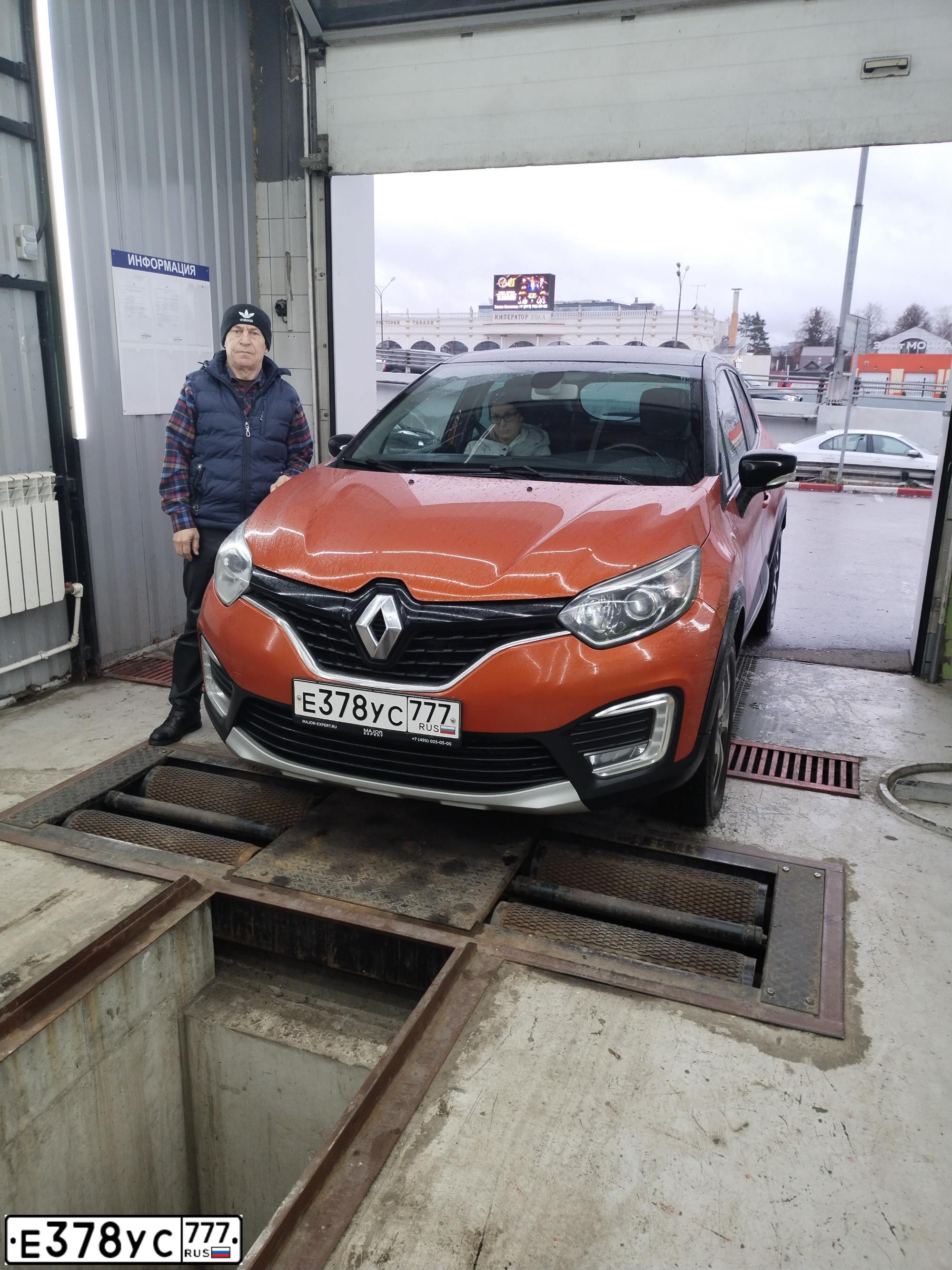 Фото автомобиля RENAULT KAPTUR, 2017 — госномер Е378УС777. Цвет: ОРАНЖЕВЫЙ ЧЕРНЫЙ