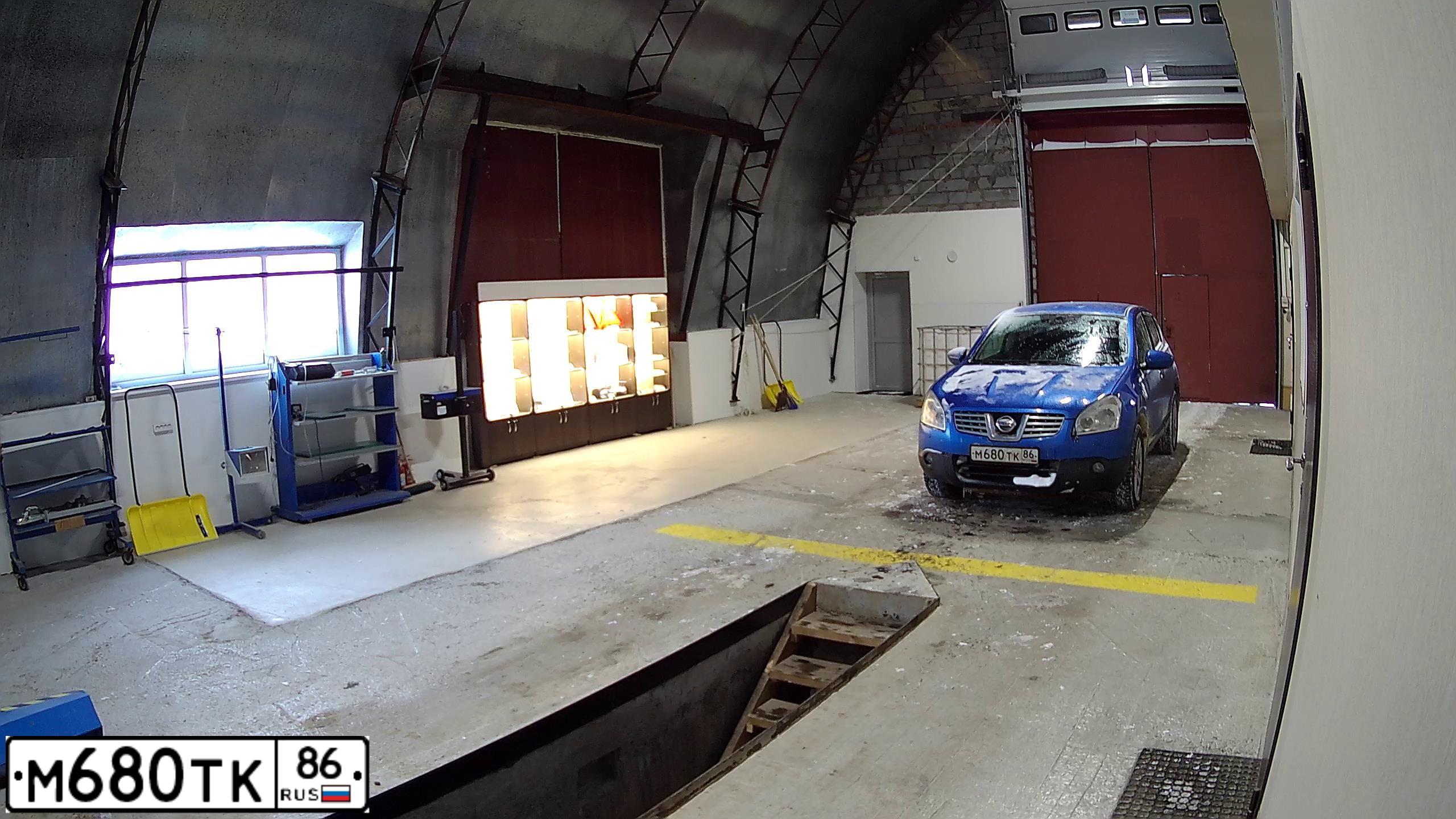 Фото автомобиля NISSAN QASHQAI, 2008 — госномер М680ТК86. Цвет: ЯРКО-СИНИЙ