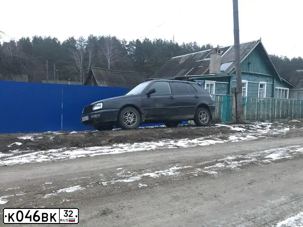Фото автомобиля VOLKSWAGEN GOLF, 1993 — госномер Р388АХ32. Цвет: ЧЕРНЫЙ