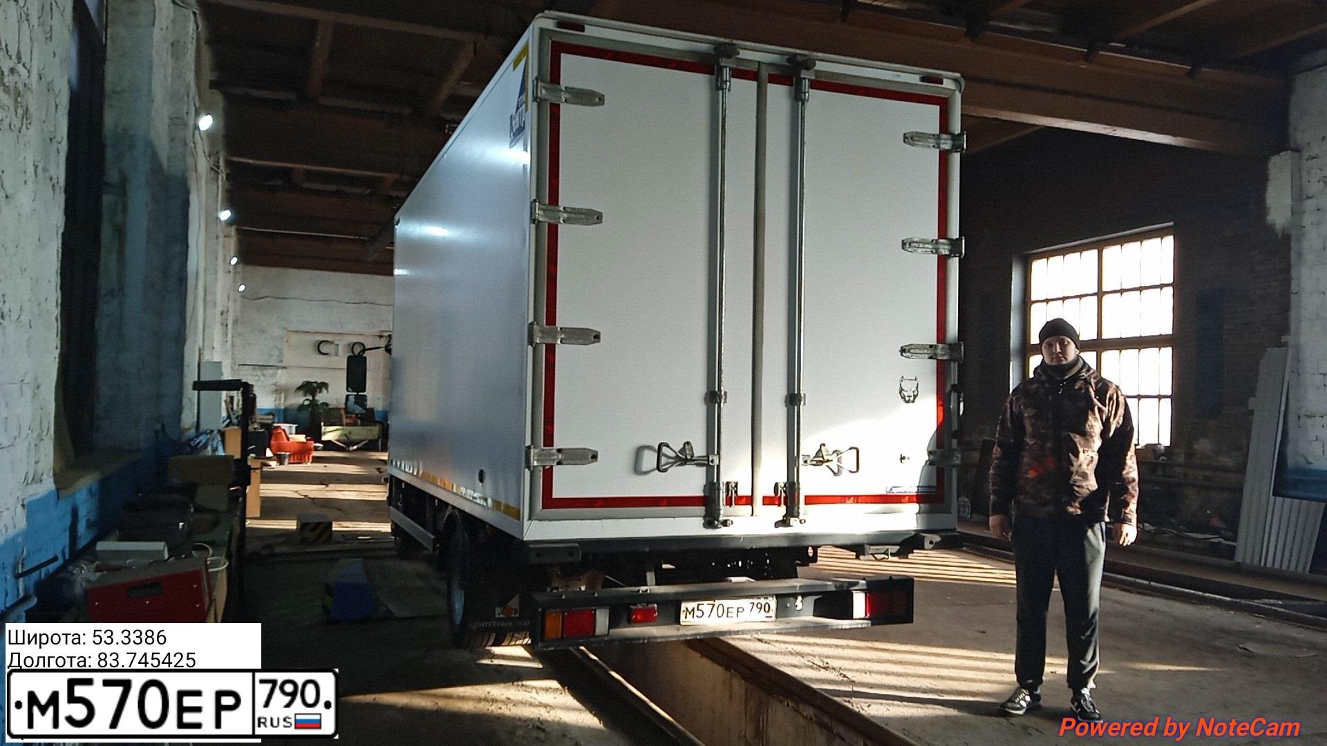 Фото автомобиля ISUZU NPR, 2019 — госномер М570ЕР790. Цвет: БЕЛЫЙ