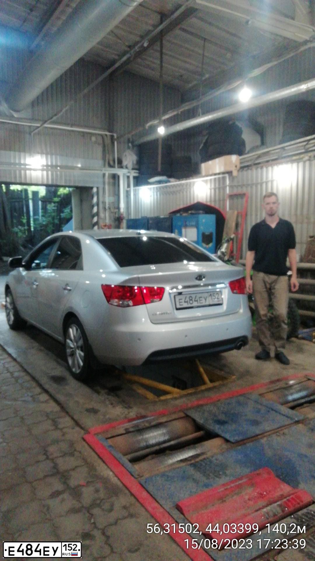 Фото автомобиля KIA CERATO, 2011 — госномер Е484ЕУ152. Цвет: СЕРЕБРИСТЫЙ