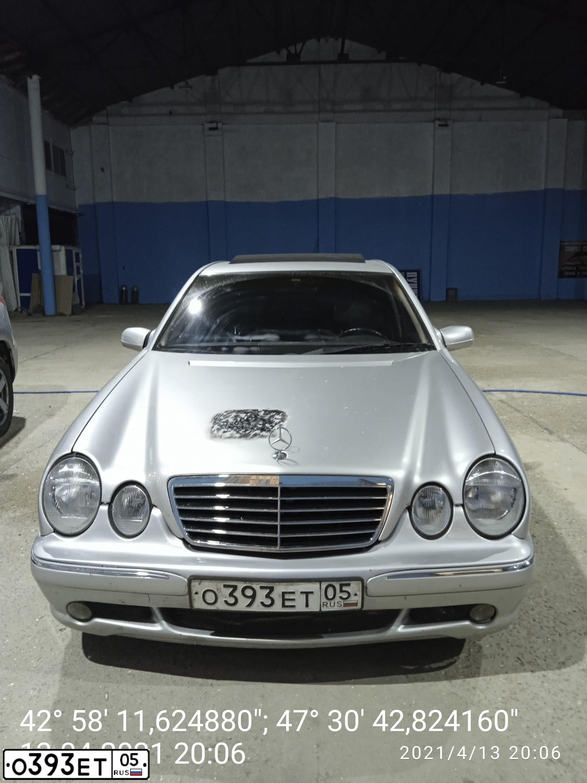 Фото автомобиля MERCEDES E-KLASSE, 2002 — госномер Х580НУ05. Цвет: СЕРЕБРИСТЫЙ