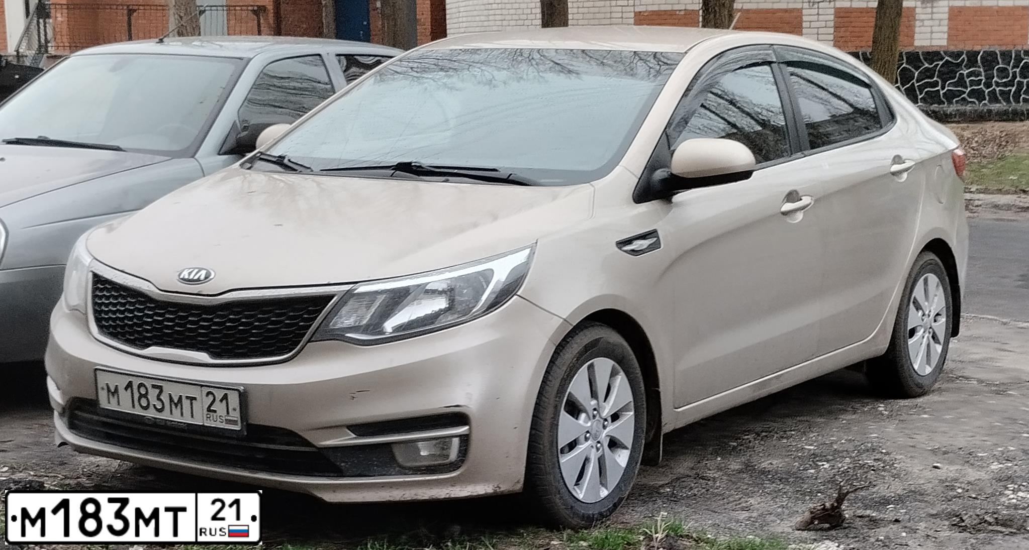 Фото автомобиля KIA RIO, 2015 — госномер М183МТ21. Цвет: БЕЖЕВЫЙ