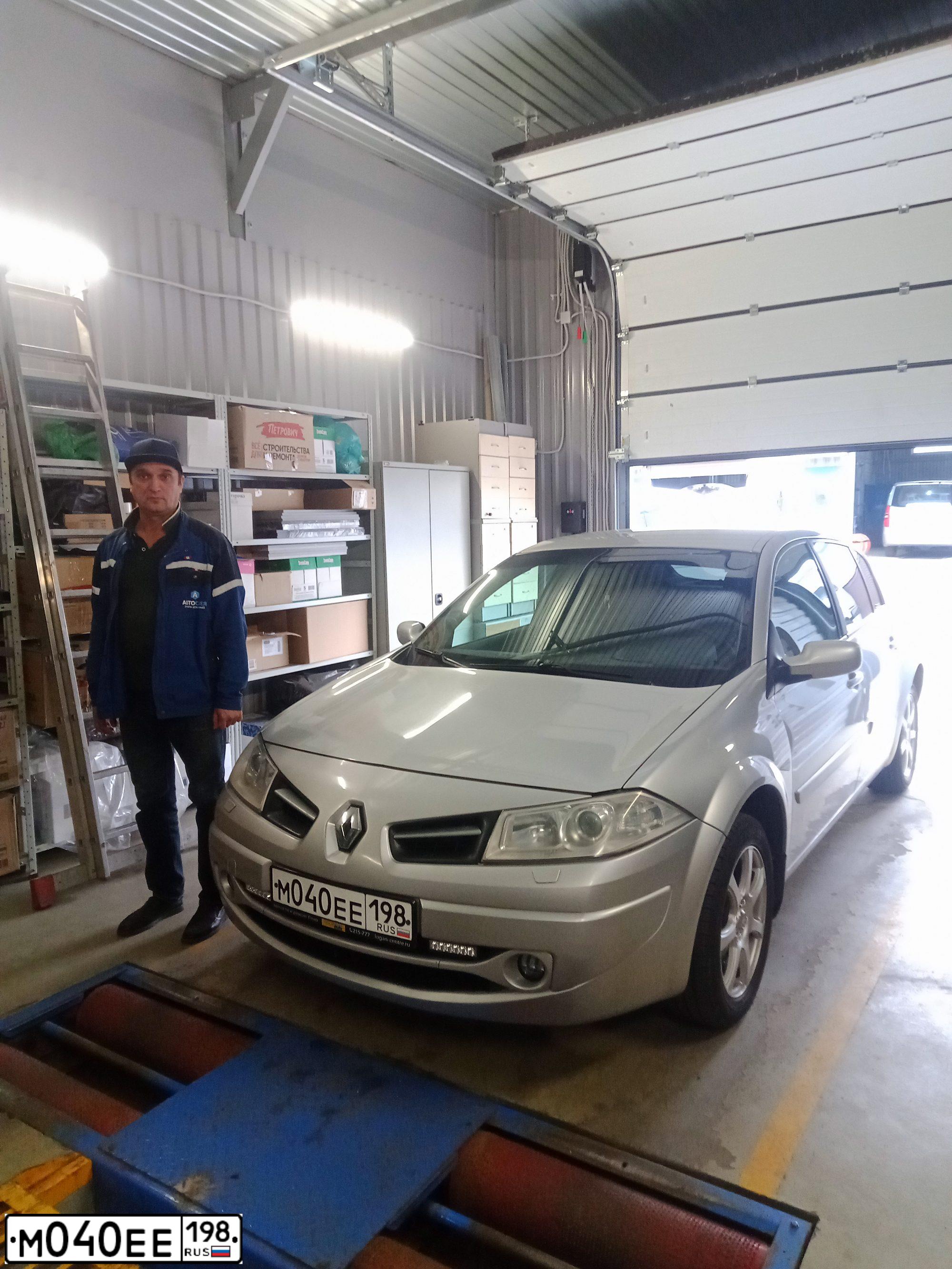 Фото автомобиля RENAULT MEGANE, 2008 — госномер М040ЕЕ198. Цвет: СЕРЫЙ