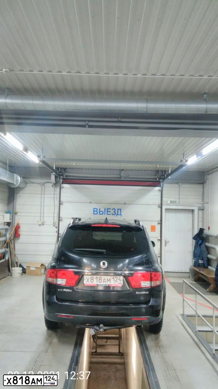 Фото автомобиля SSANGYONG KYRON, 2010 — госномер Х818АМ124. Цвет: ЧЕРНЫЙ