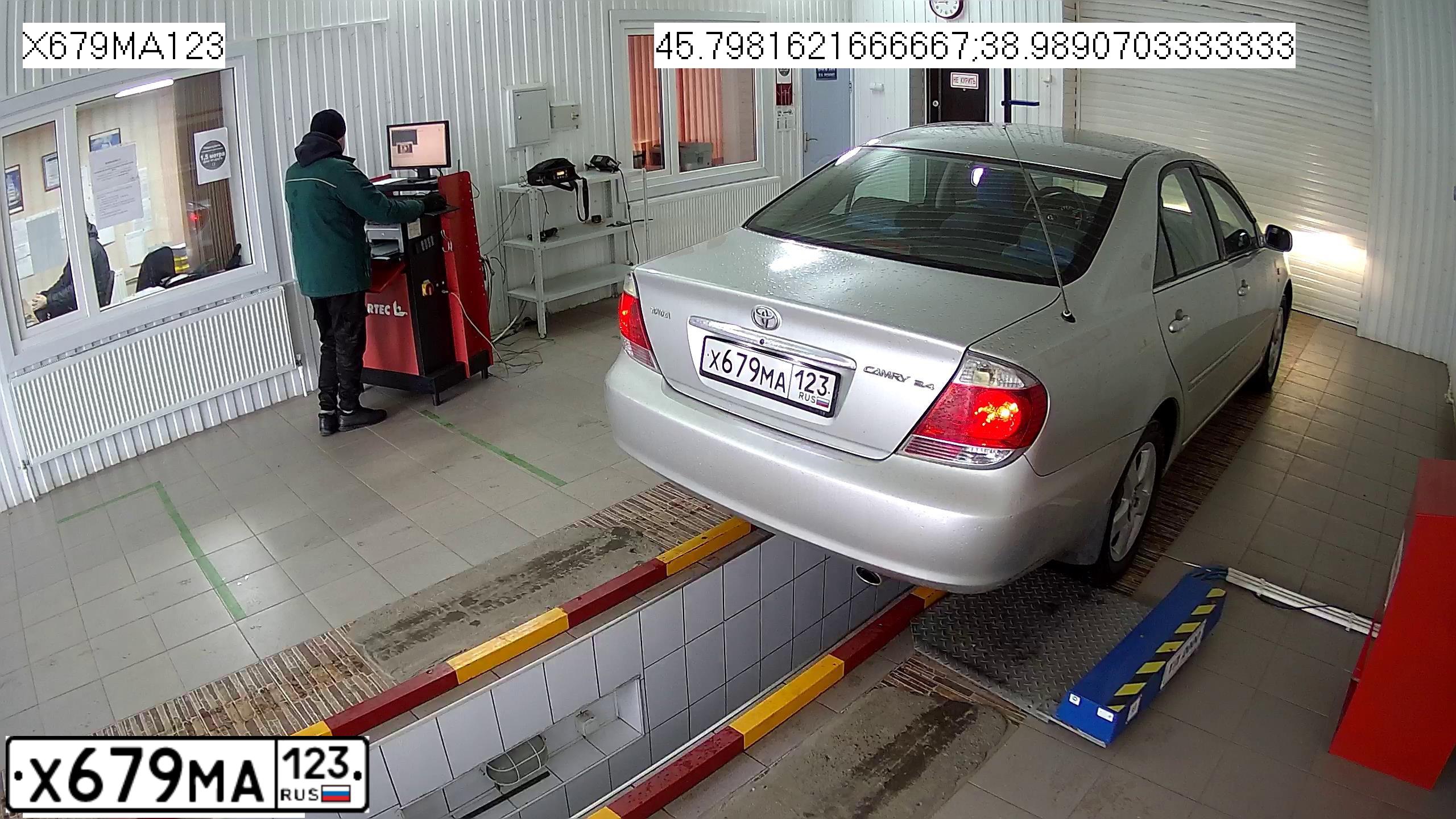 Фото автомобиля TOYOTA CAMRY, 2005 — госномер Х679МА123. Цвет: СЕРЕБРИСТЫЙ