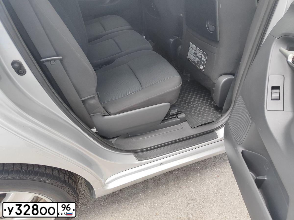 Фото автомобиля TOYOTA VERSO, 2012 — госномер У328ОО96. Цвет: СВЕТЛО СЕРЫЙ