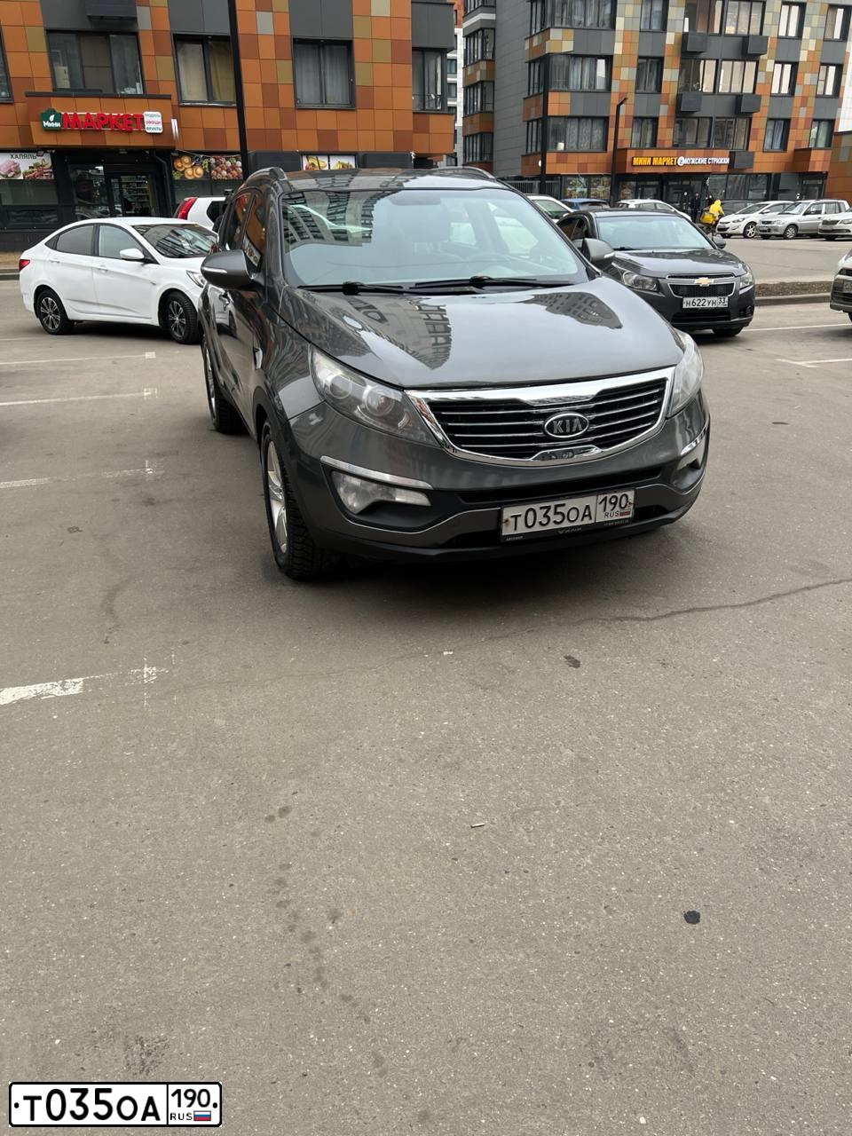 Фото автомобиля KIA SPORTAGE, 2010 — госномер Т035ОА190. Цвет: СЕРЫЙ