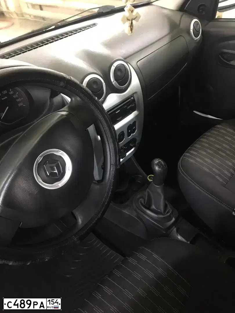 Фото автомобиля RENAULT LOGAN, 2013 — госномер Р832ОВ196. Цвет: Белый