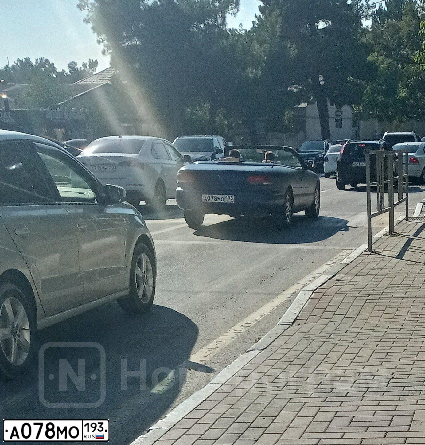 Фото автомобиля CHRYSLER SEBRING, 1998 — госномер Е870ОМ51. Цвет: ЗОЛОТИСТЫЙ