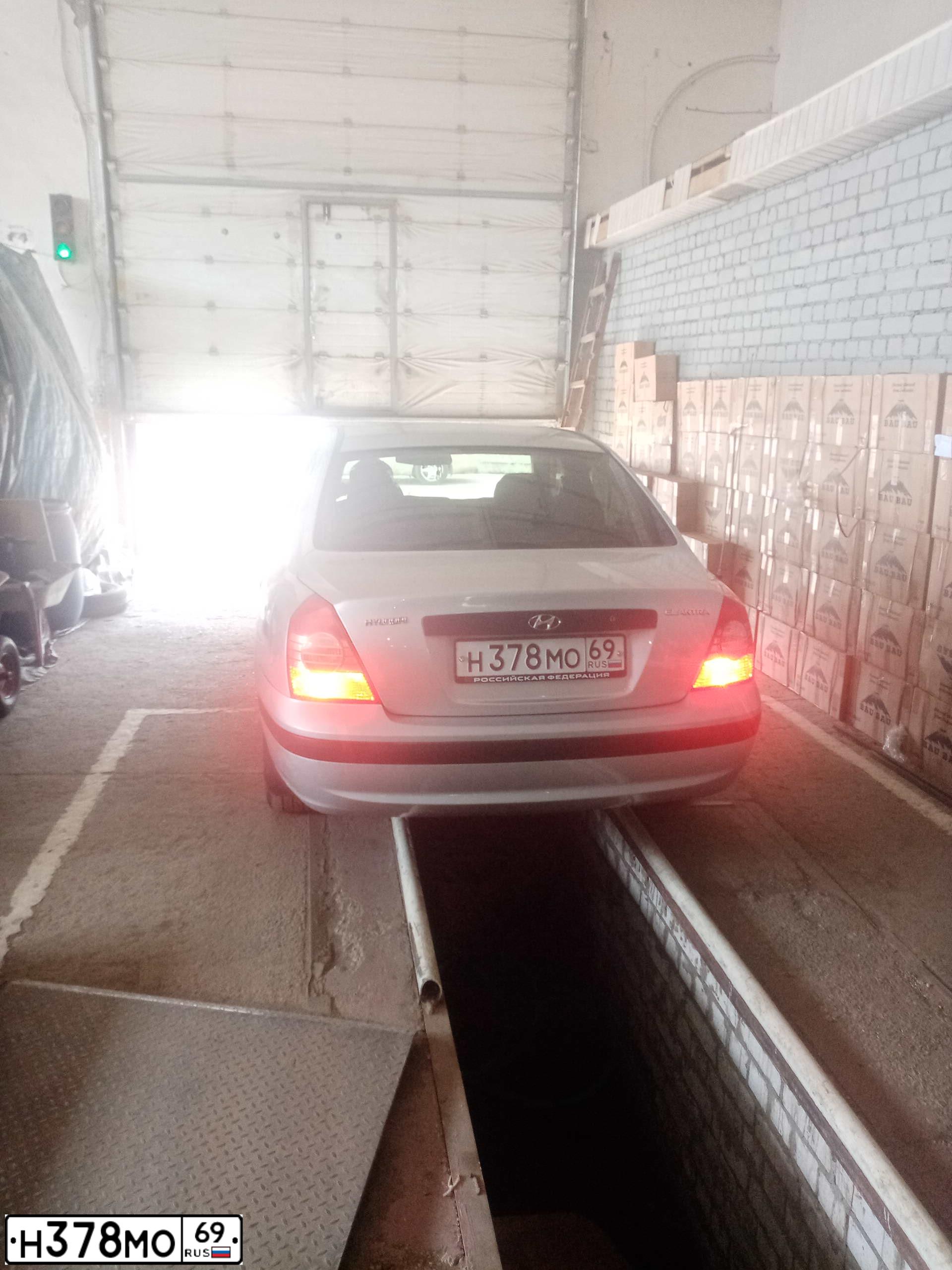 Фото автомобиля HYUNDAI ELANTRA, 2004 — госномер Е498ЕР550