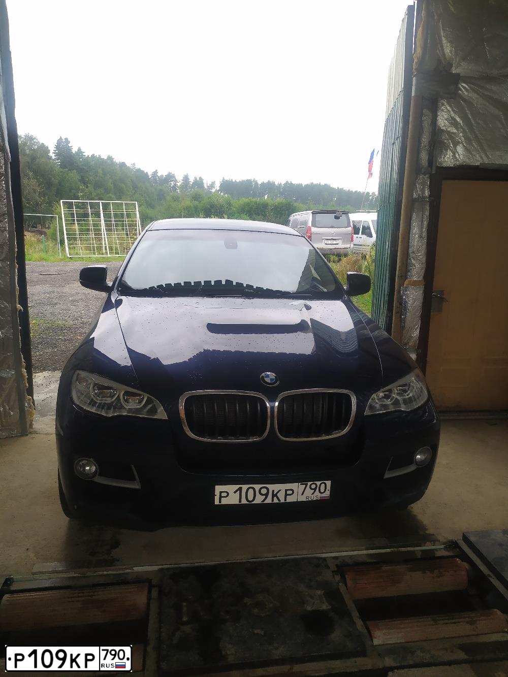 Фото автомобиля BMW X6, 2013 — госномер Р109КР790. Цвет: синий