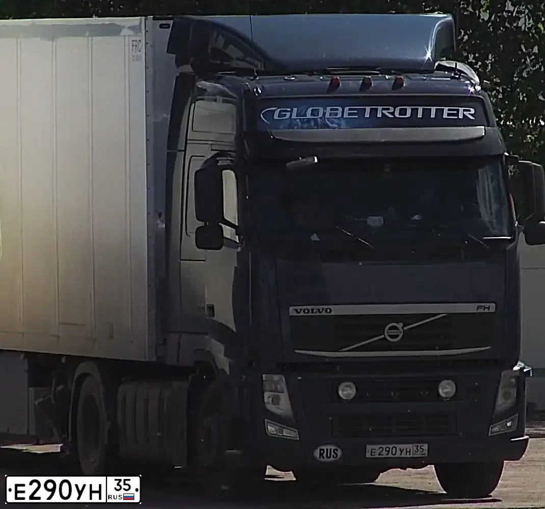 Фото автомобиля VOLVO SERIE FH /4X2/, 2013 — госномер К200НМ35. Цвет: синий