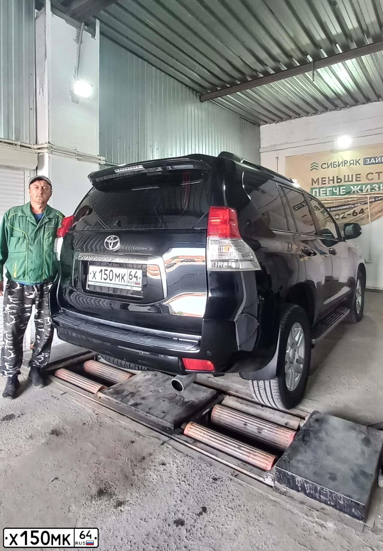 Фото автомобиля TOYOTA LAND CRUISER, 2010 — госномер Р681СА154. Цвет: ЧЕРНЫЙ