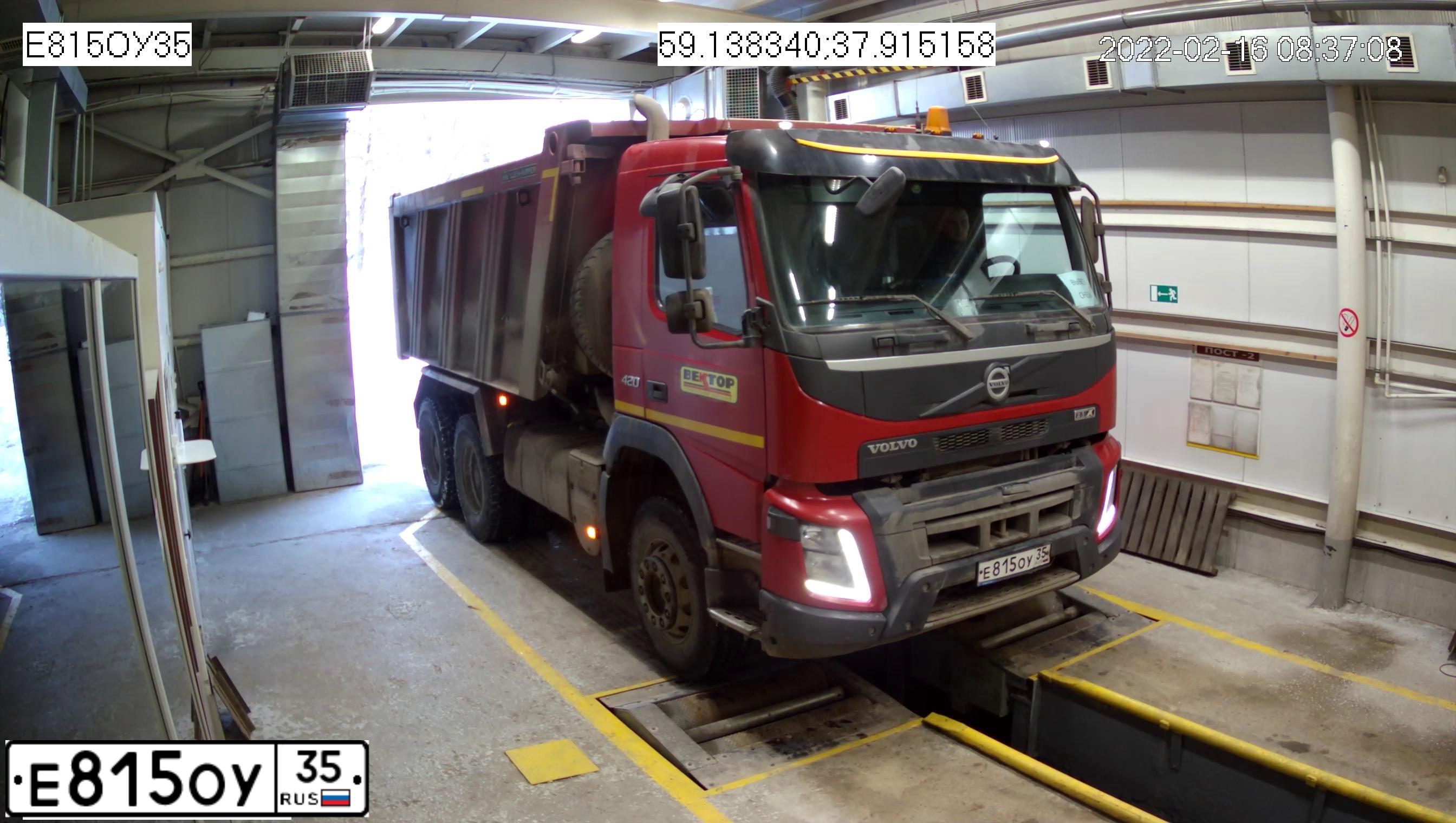 Фото автомобиля VOLVO SERIE FM /6X4/, 2014 — госномер Е815ОУ35. Цвет: Красный