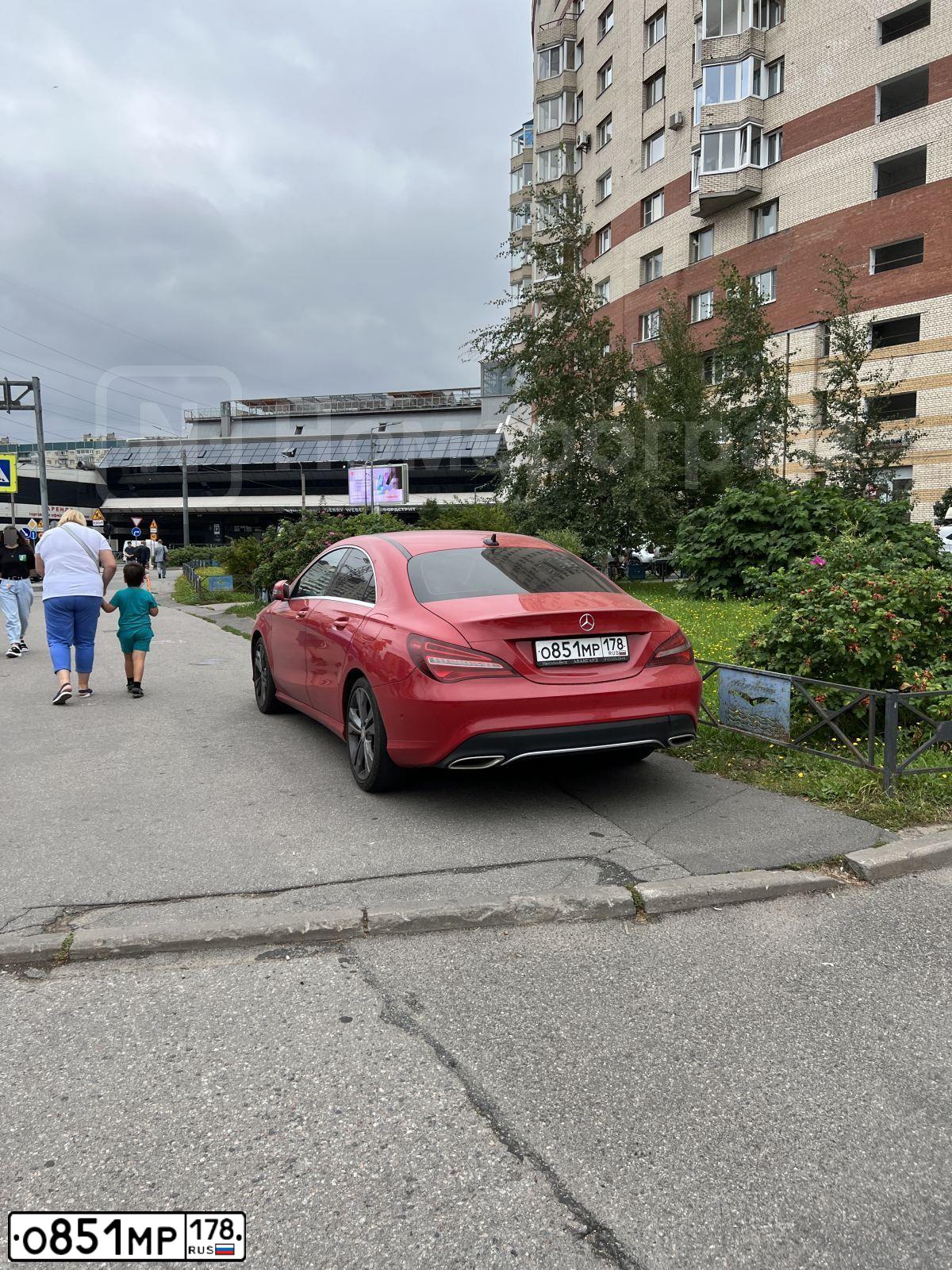 Фото автомобиля MERCEDES CLA-KLASSE, 2016 — госномер О851МР178. Цвет: Красный