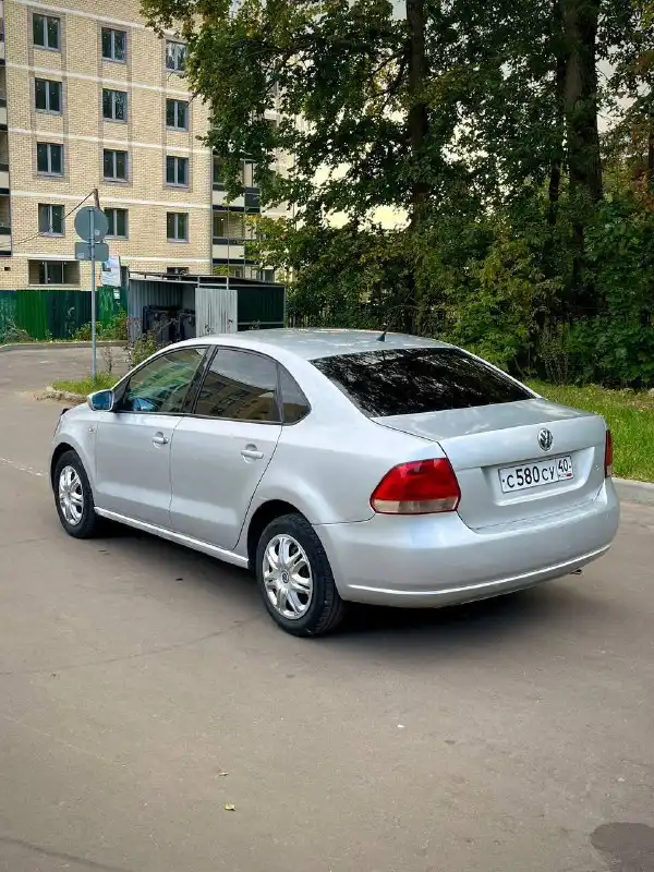 Фото автомобиля VOLKSWAGEN POLO, 2012 — госномер С580СУ40. Цвет: Серебристый