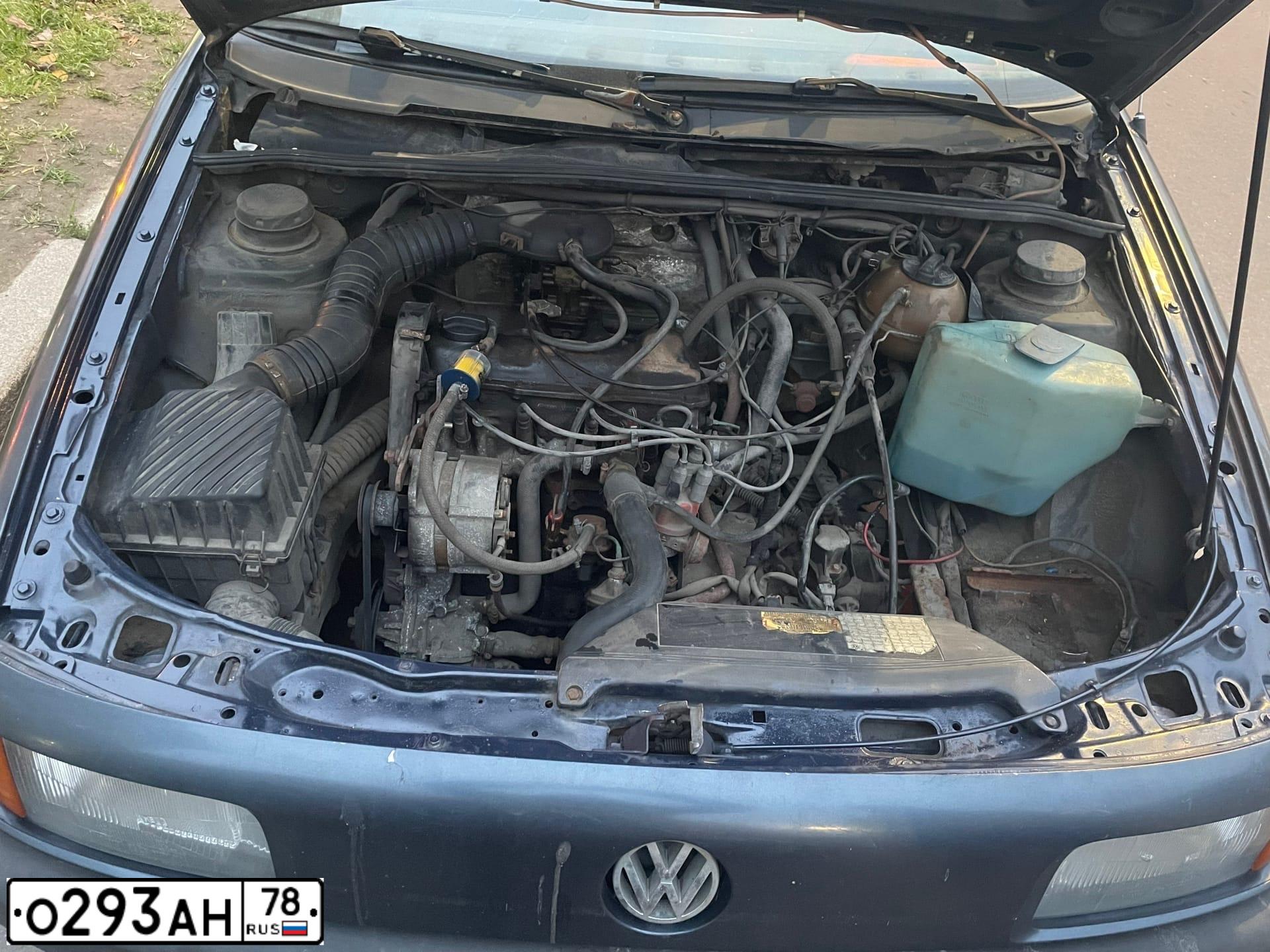 Фото автомобиля VOLKSWAGEN PASSAT, 1988 — госномер С272ВТ198. Цвет: синий