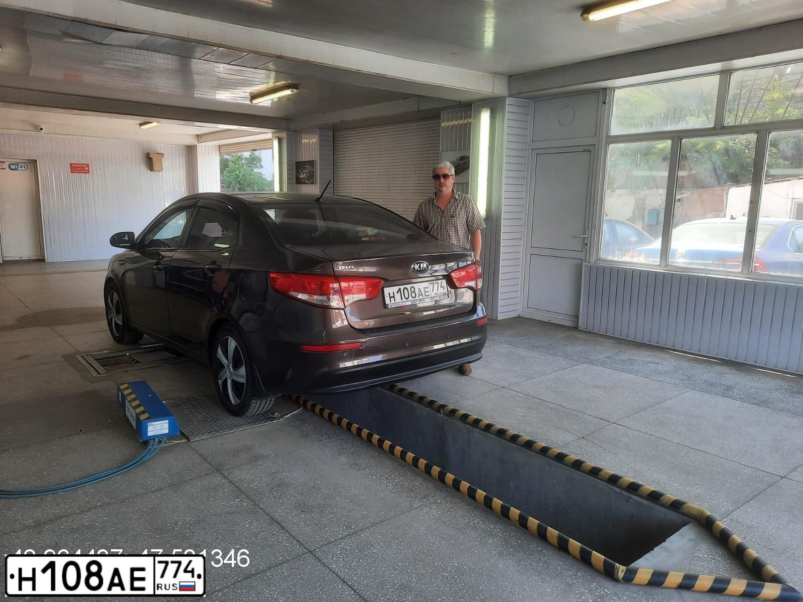 Фото автомобиля KIA RIO, 2016 — госномер С571УЕ05. Цвет: Коричневый