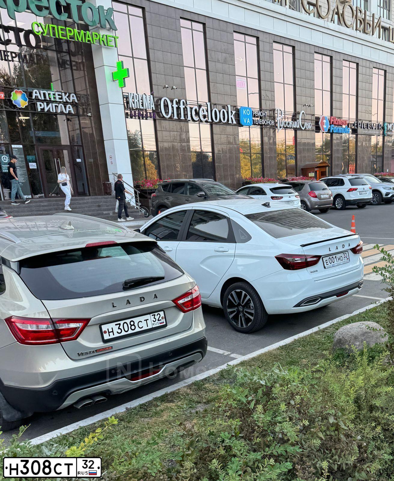 Фото автомобиля LADA VESTA, 2020 — госномер Н308СТ32. Цвет: СЕРЫЙ