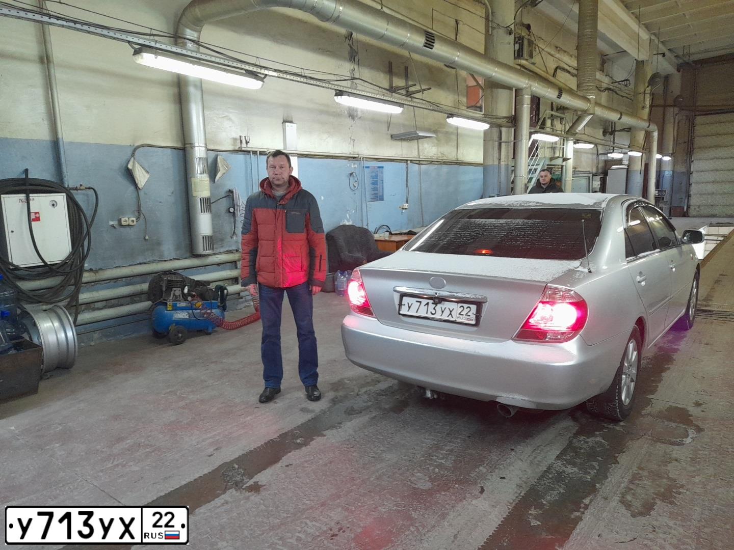 Фото автомобиля TOYOTA CAMRY, 2004 — госномер В800ЕА51. Цвет: Серебристый