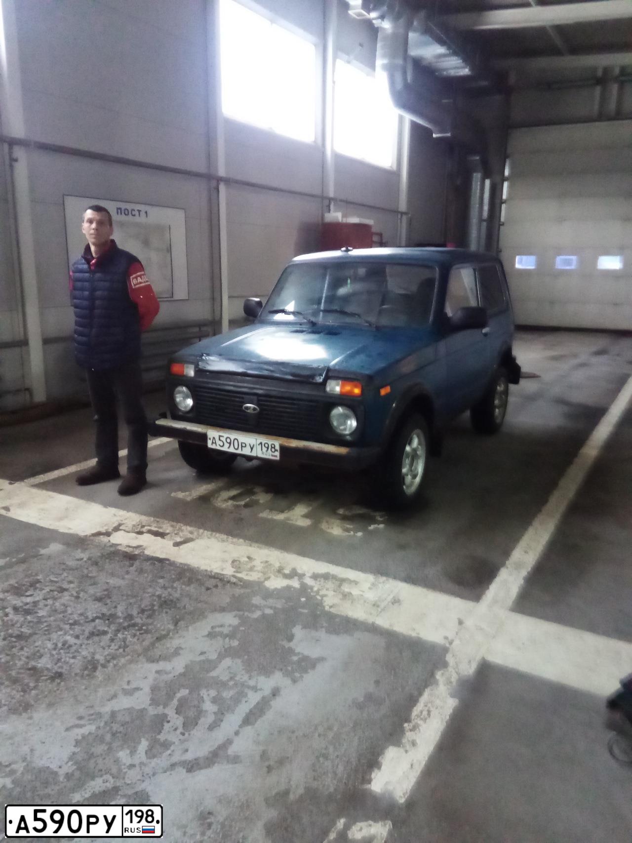 Фото автомобиля LADA NIVA, 2011 — госномер Е193ЕА147. Цвет: сине-зеленый