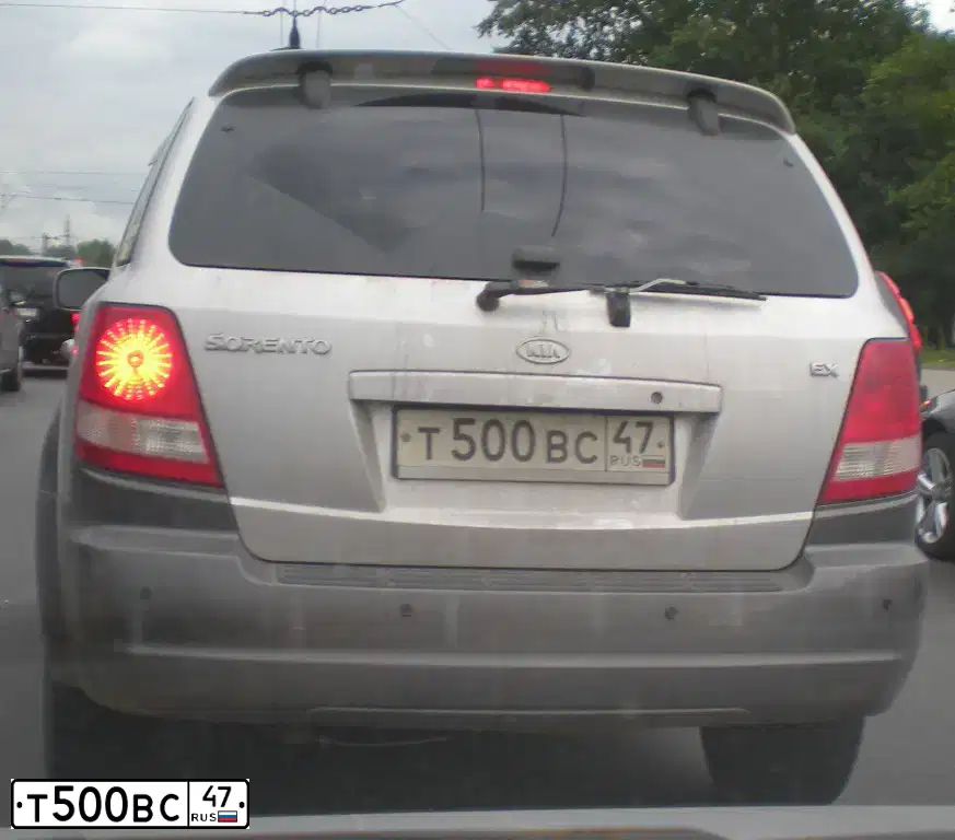 Фото автомобиля KIA SORENTO, 2004 — госномер Т500ВС47. Цвет: Серебристый