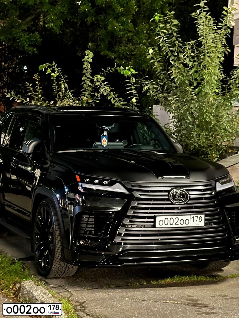 Фото автомобиля TOYOTA LANDCRUISER 200, 2013 — госномер О002ОО178. Цвет: ЧЕРНЫЙ