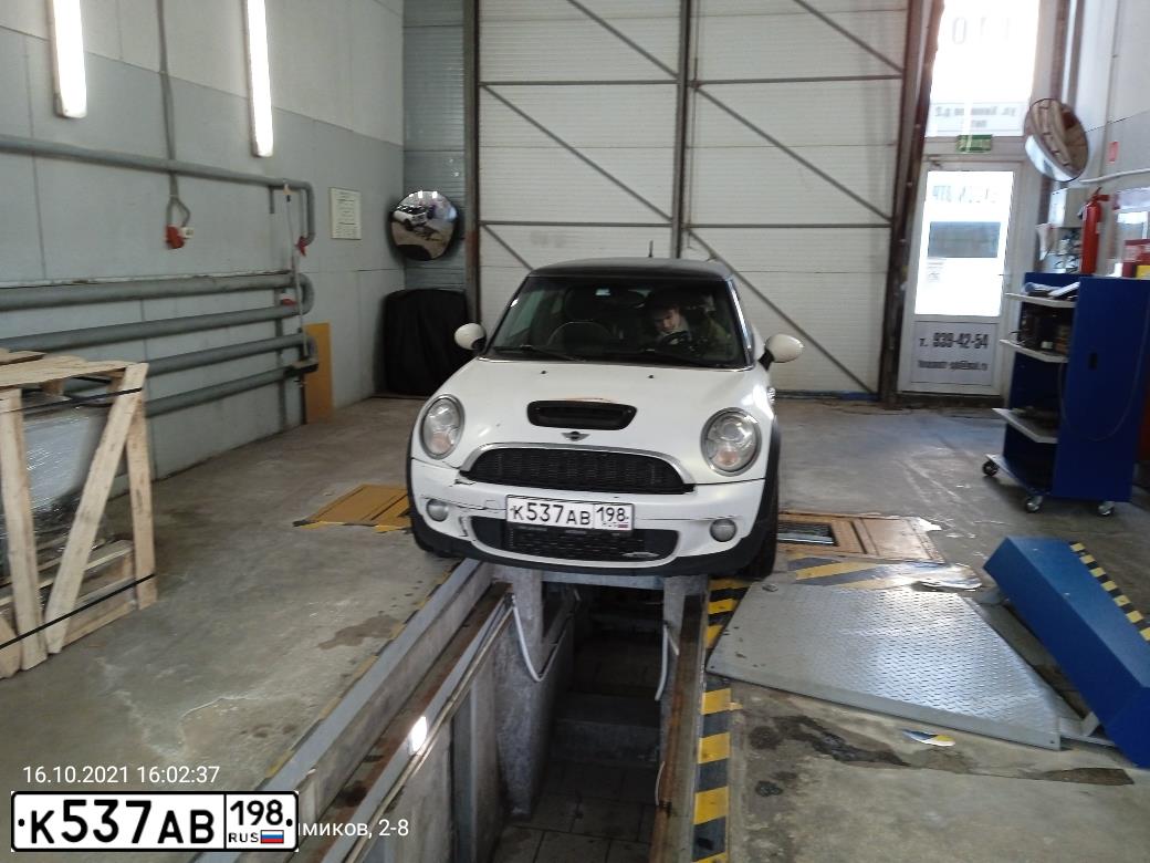 Фото автомобиля MINI MINI, 2009 — госномер К537АВ198. Цвет: Белый