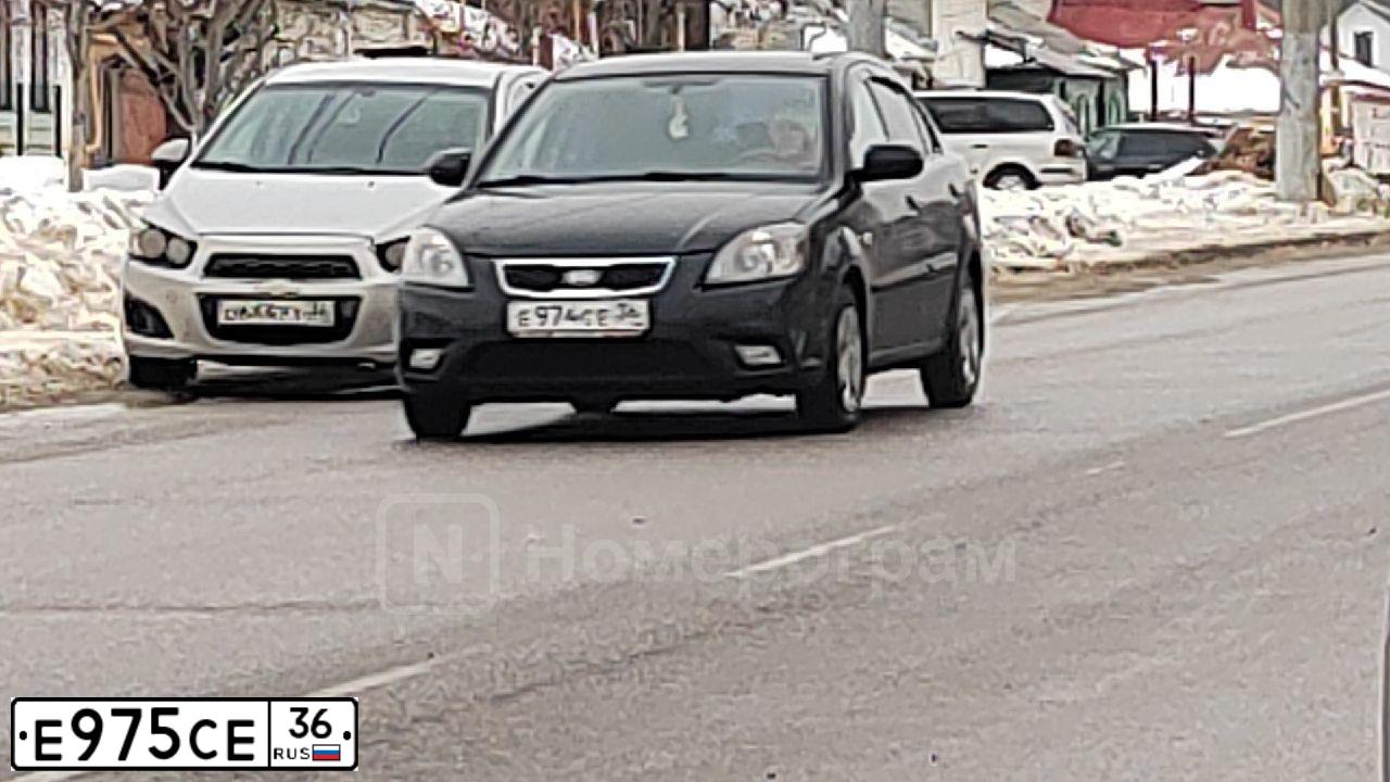 Фото автомобиля VOLKSWAGEN PASSAT, 2004 — госномер Е975СЕ36. Цвет: ГОЛУБОЙ