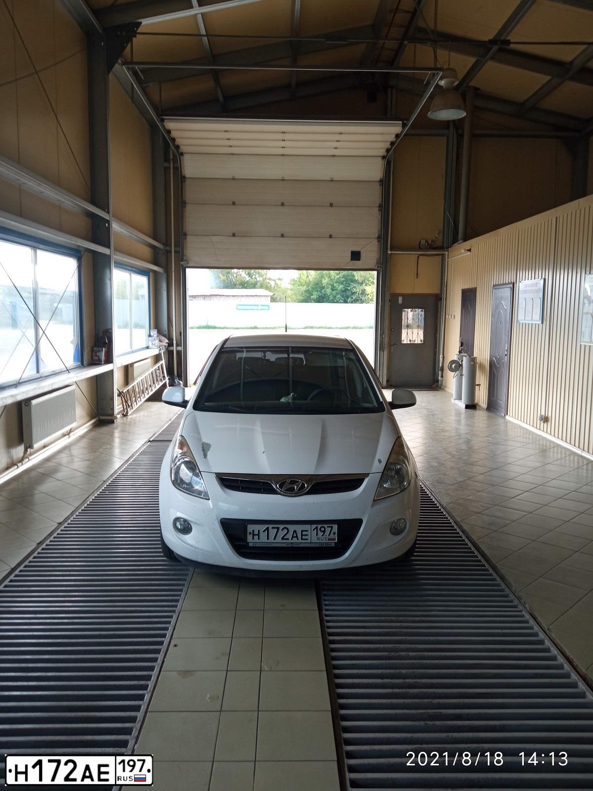 Фото автомобиля HYUNDAI I20, 2010 — госномер Н172АЕ197. Цвет: Белый