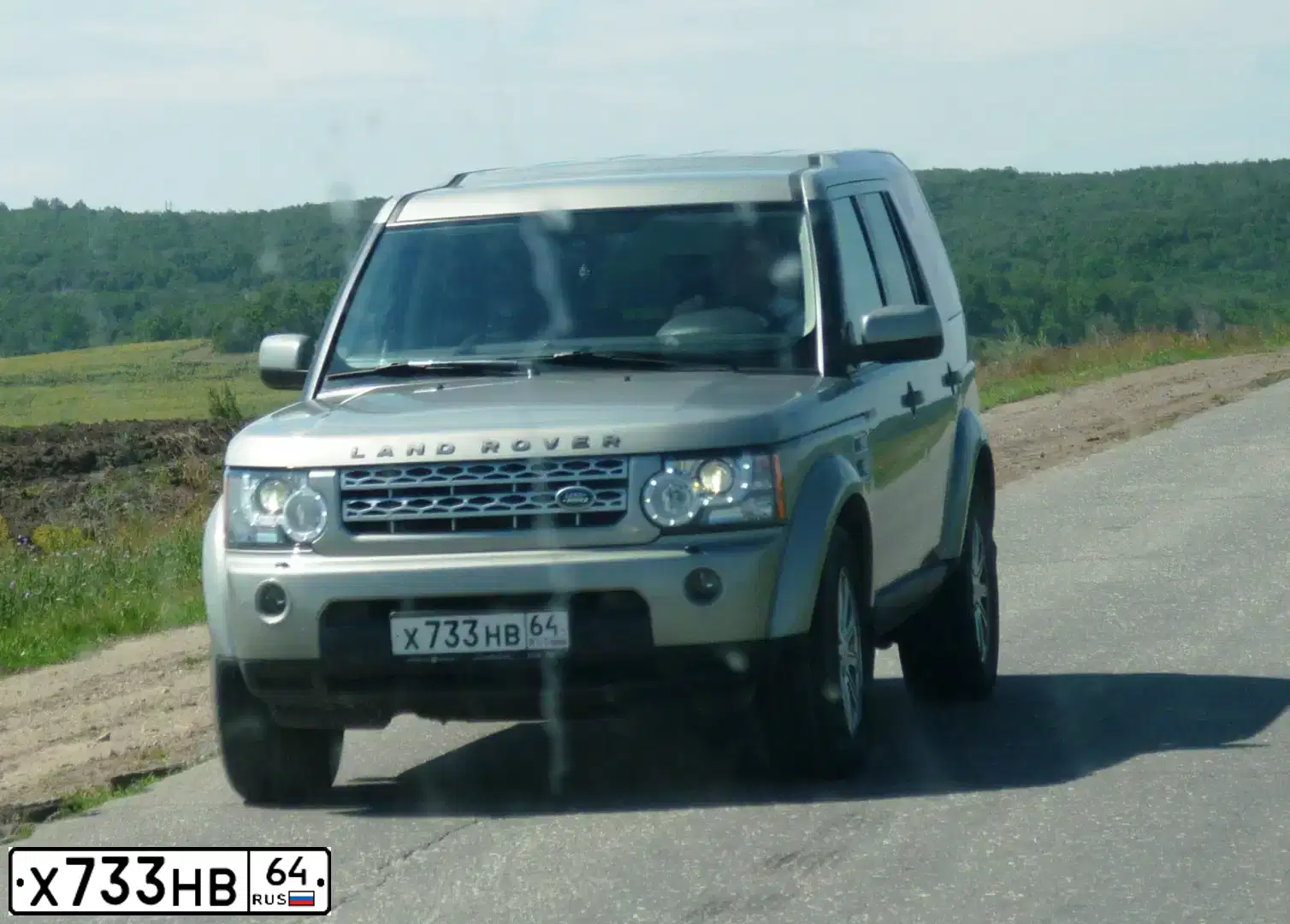 Фото автомобиля LANDROVER DISCOVERY, 2011 — госномер Х733НВ64. Цвет: Серый