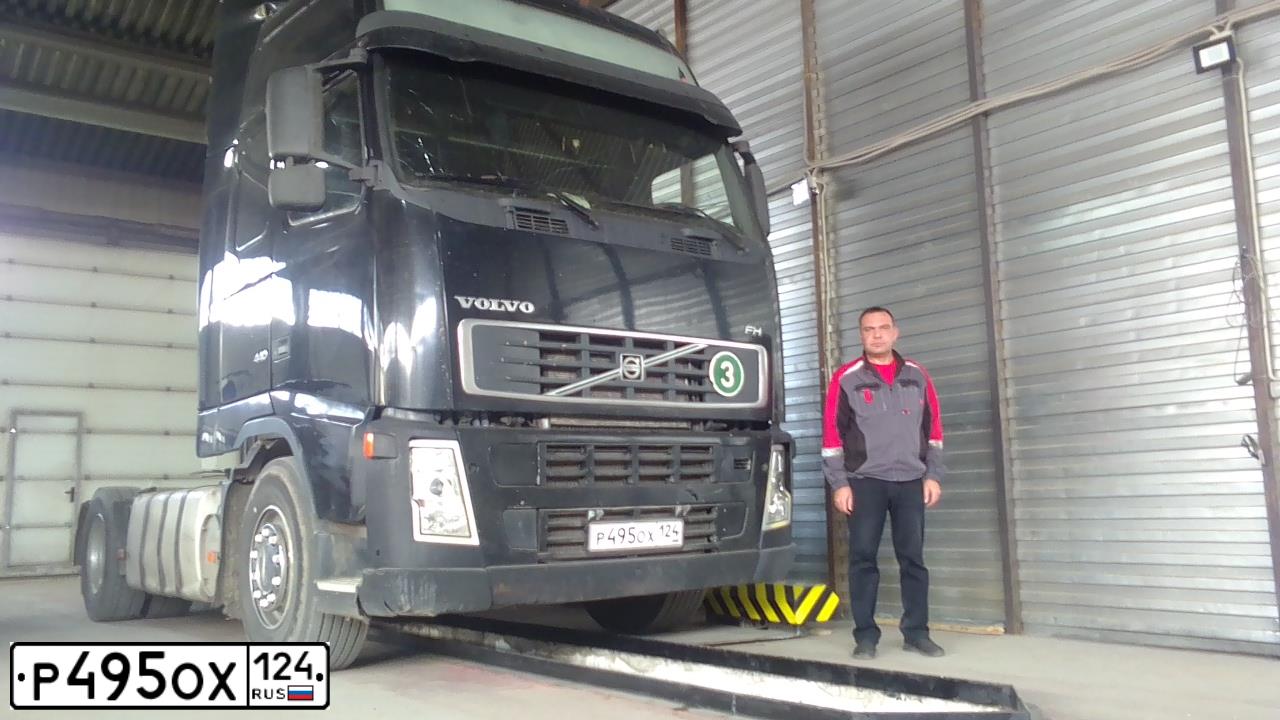 Фото автомобиля VOLVO SERIE FH /4X2/, 2008 — госномер Р495ОХ124. Цвет: ЧЕРНЫЙ