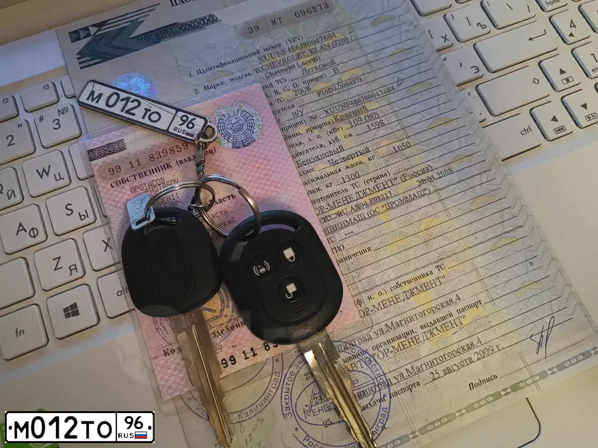 Фото автомобиля CHEVROLET LACETTI, 2008 — госномер М012ТО96. Цвет: Красный