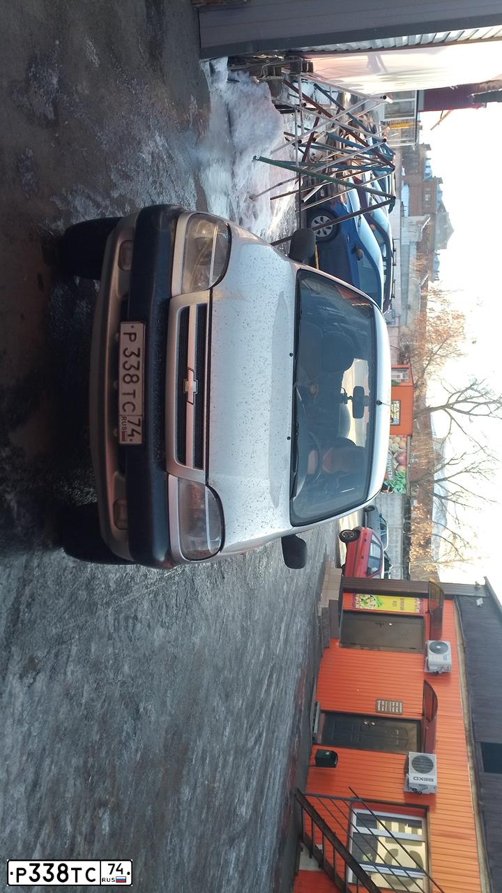 Фото автомобиля CHEVROLET NIVA, 2005 — госномер Р338ТС74. Цвет: Серебристый