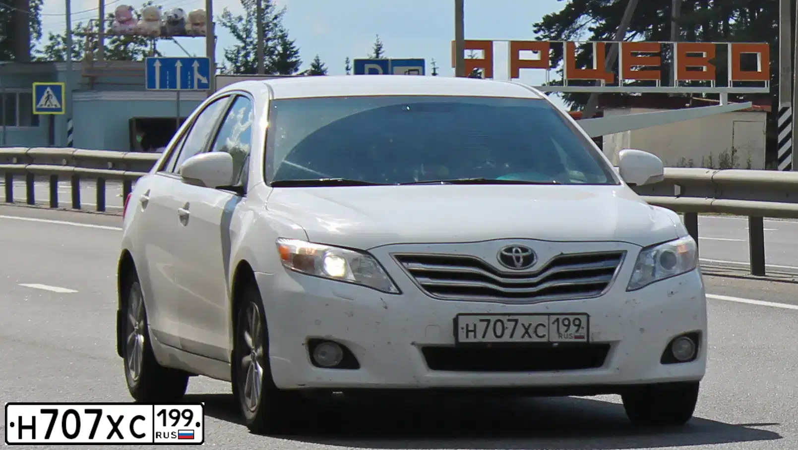 Фото автомобиля TOYOTA CAMRY, 2011 — госномер М118МТ21. Цвет: Белый