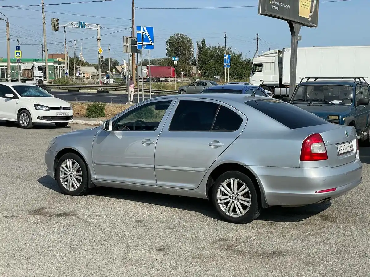 Фото автомобиля SKODA OCTAVIA, 2011 — госномер У943КО30. Цвет: СЕРЕБРИСТЫЙ