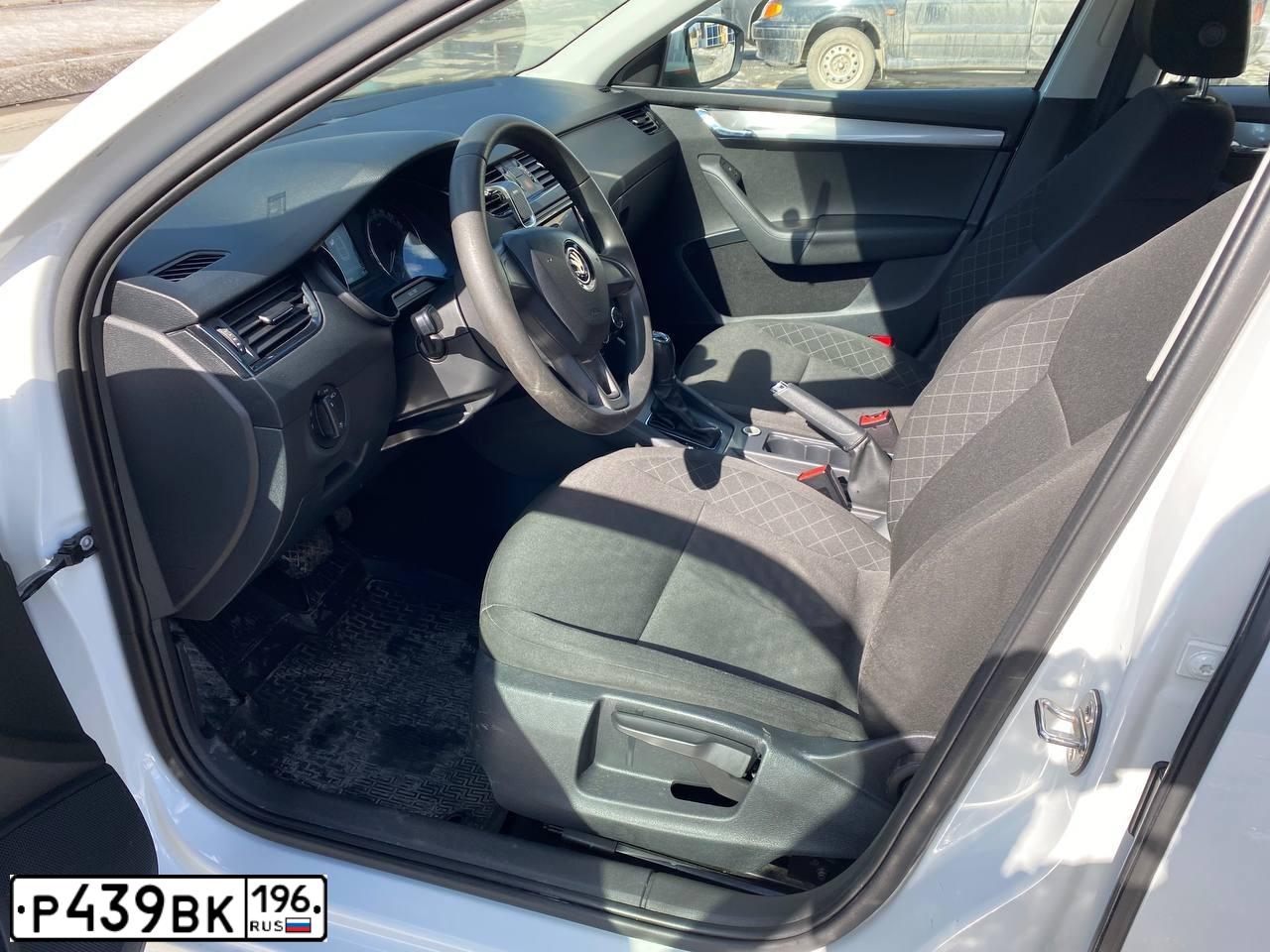 Фото автомобиля SKODA OCTAVIA, 2018 — госномер Р439ВК196. Цвет: Белый
