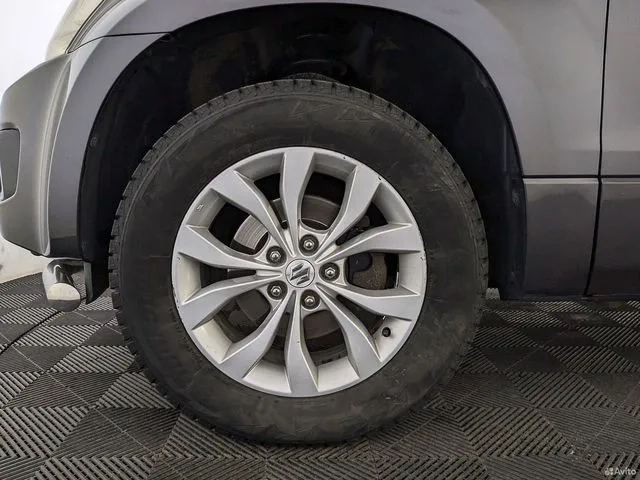 Фото автомобиля SUZUKI GRAND VITARA, 2013 — госномер Т020АТ250. Цвет: Серый