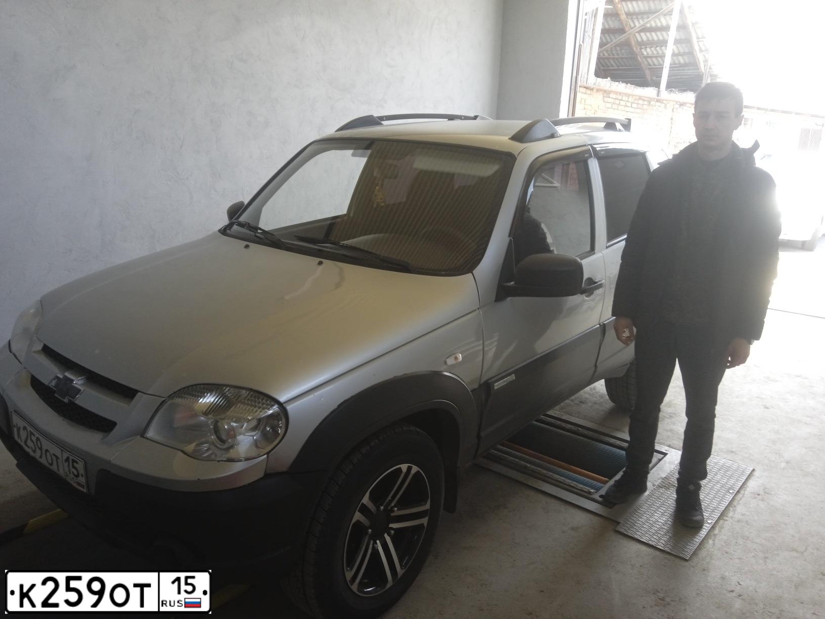 Фото автомобиля CHEVROLET NIVA, 2013 — госномер Е898ВО15. Цвет: Светло-Серебристый металлик